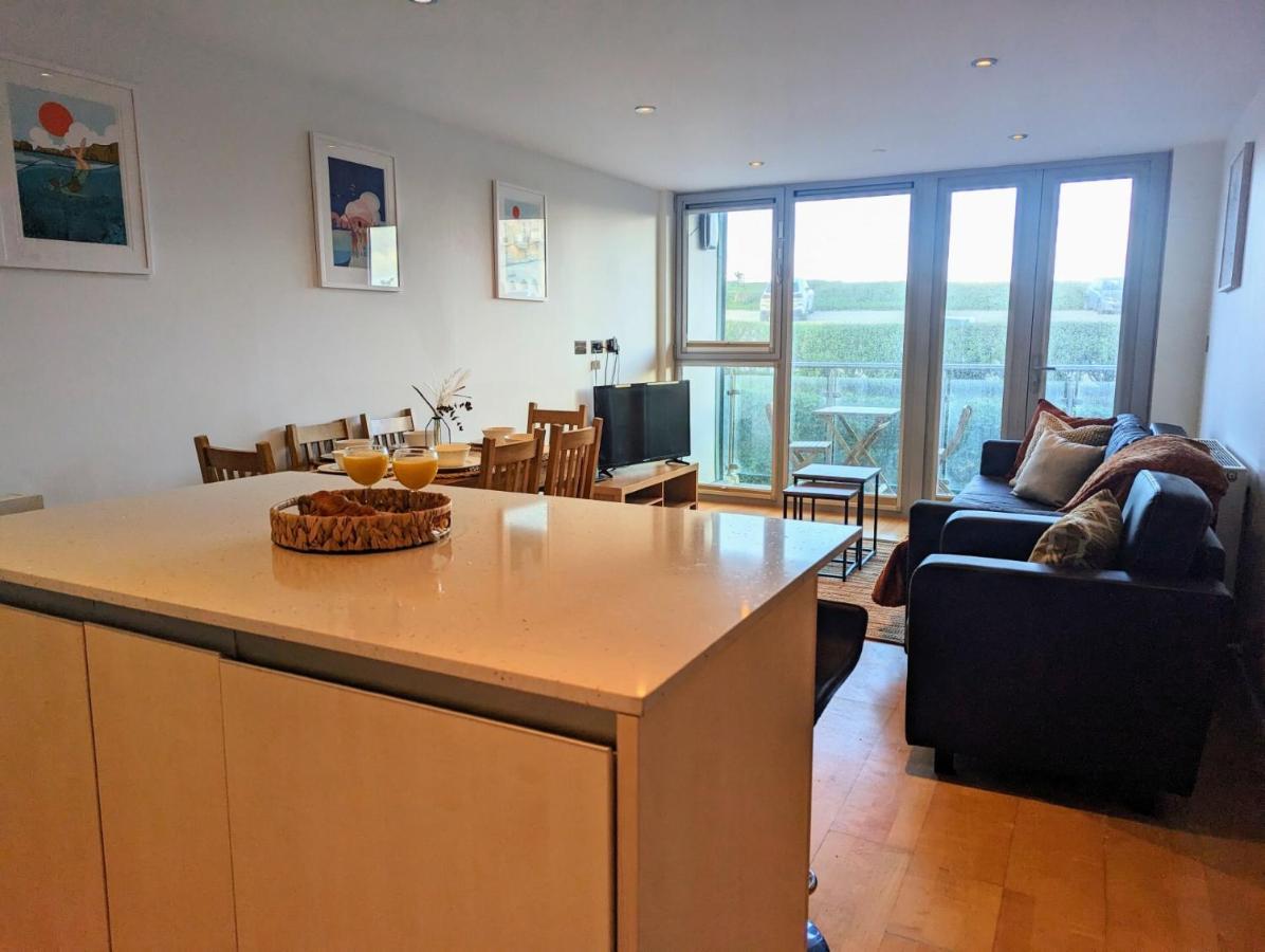 Apartment 100M From Fistral Beach- Underground Parking-Surf Shower & Locker- Sleeps 6 뉴키 외부 사진
