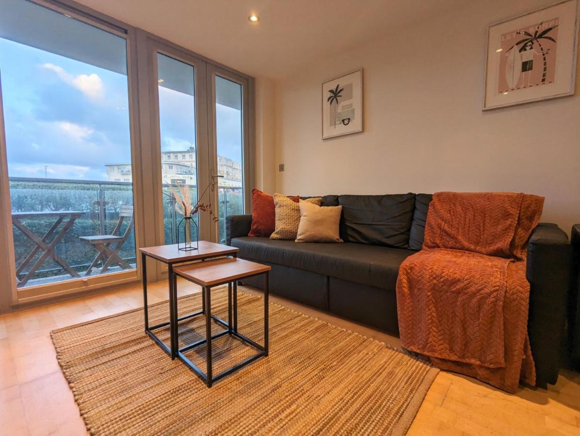 Apartment 100M From Fistral Beach- Underground Parking-Surf Shower & Locker- Sleeps 6 뉴키 외부 사진
