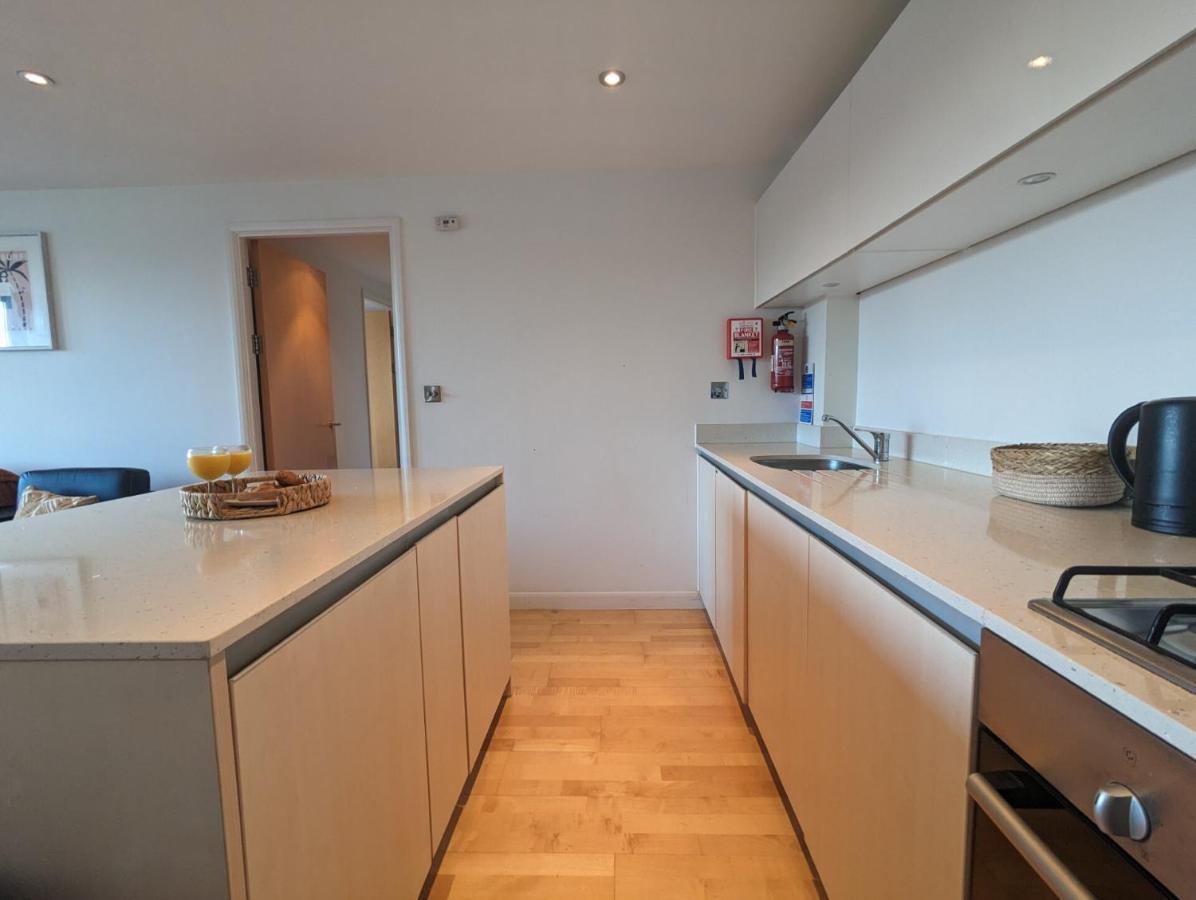 Apartment 100M From Fistral Beach- Underground Parking-Surf Shower & Locker- Sleeps 6 뉴키 외부 사진