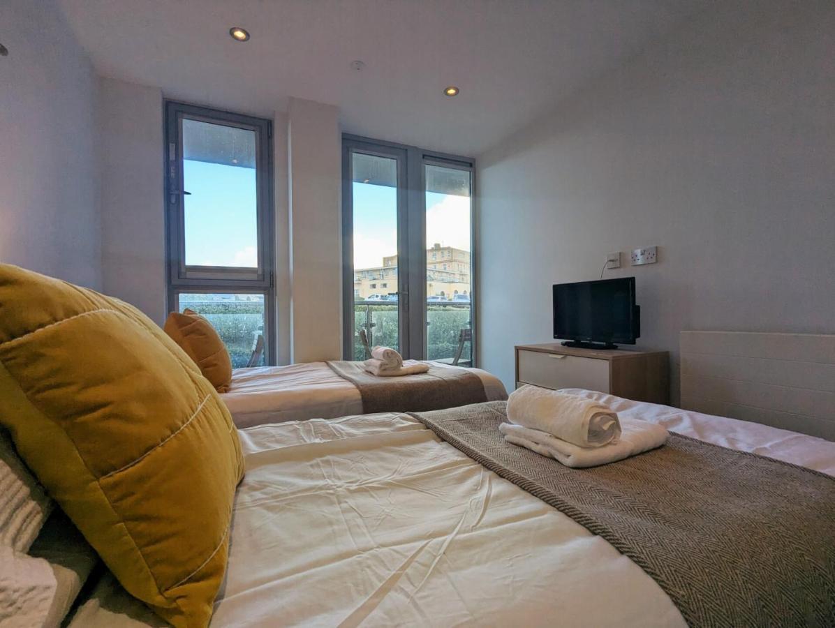 Apartment 100M From Fistral Beach- Underground Parking-Surf Shower & Locker- Sleeps 6 뉴키 외부 사진