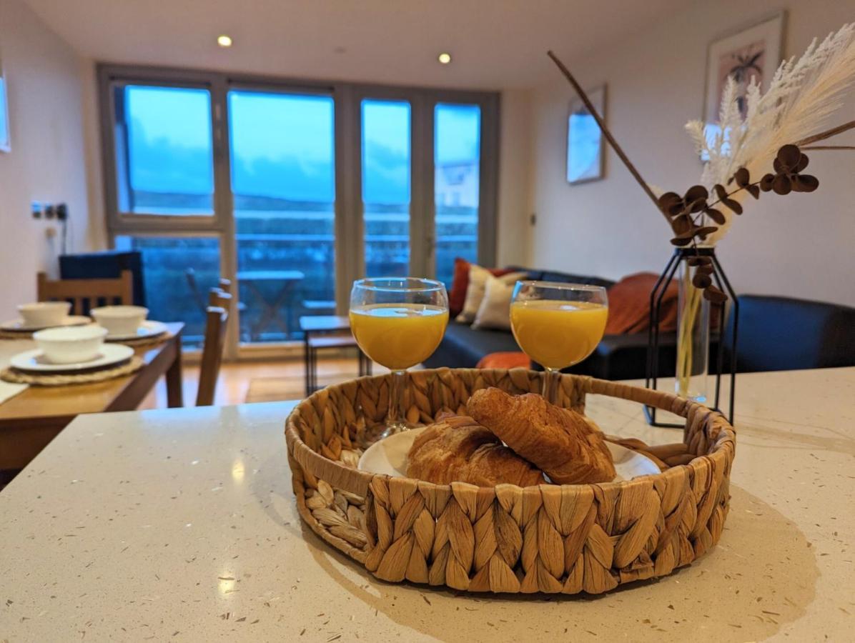 Apartment 100M From Fistral Beach- Underground Parking-Surf Shower & Locker- Sleeps 6 뉴키 외부 사진