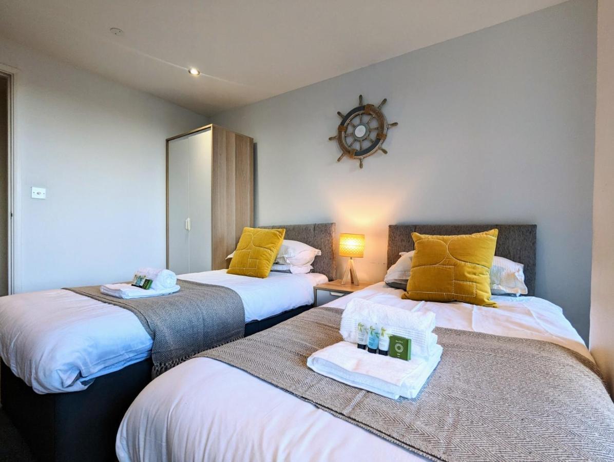 Apartment 100M From Fistral Beach- Underground Parking-Surf Shower & Locker- Sleeps 6 뉴키 외부 사진