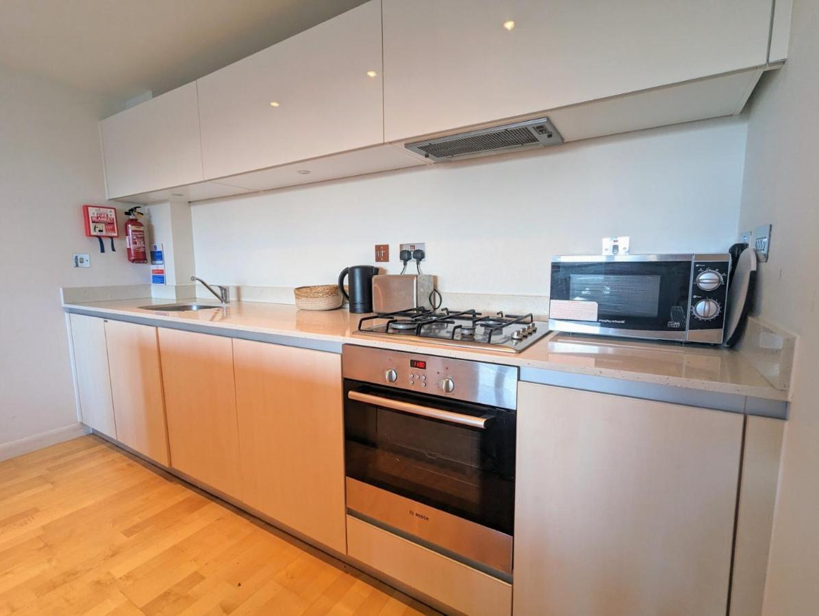 Apartment 100M From Fistral Beach- Underground Parking-Surf Shower & Locker- Sleeps 6 뉴키 외부 사진