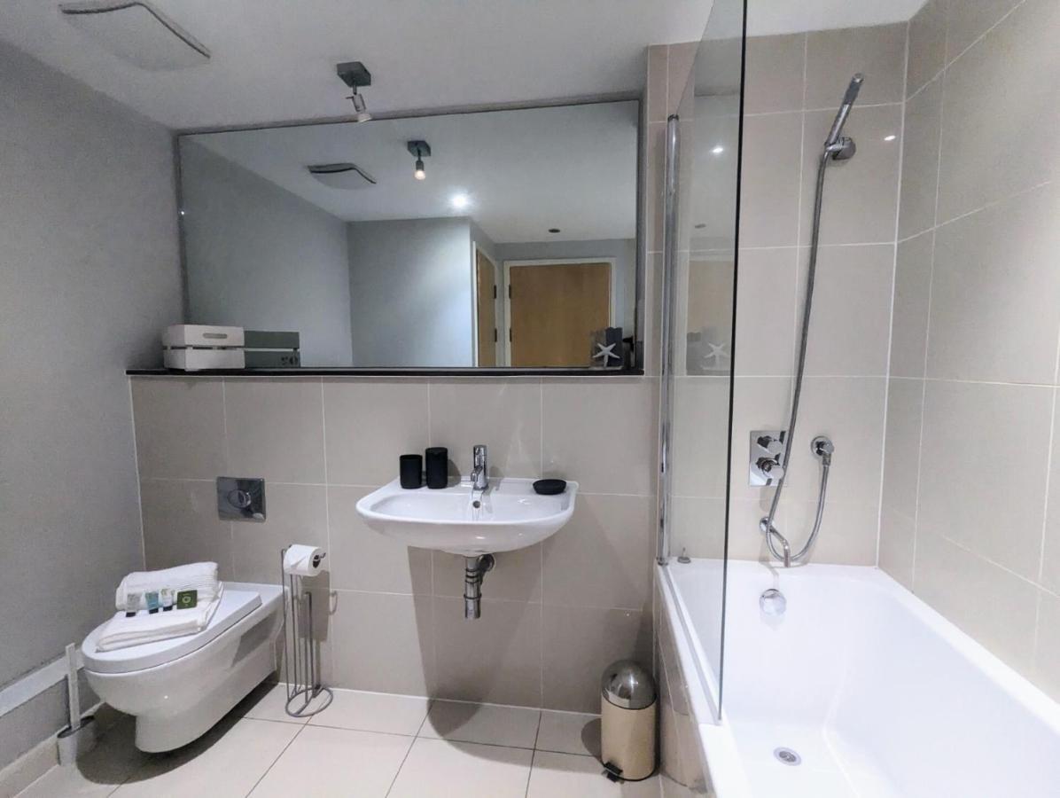 Apartment 100M From Fistral Beach- Underground Parking-Surf Shower & Locker- Sleeps 6 뉴키 외부 사진