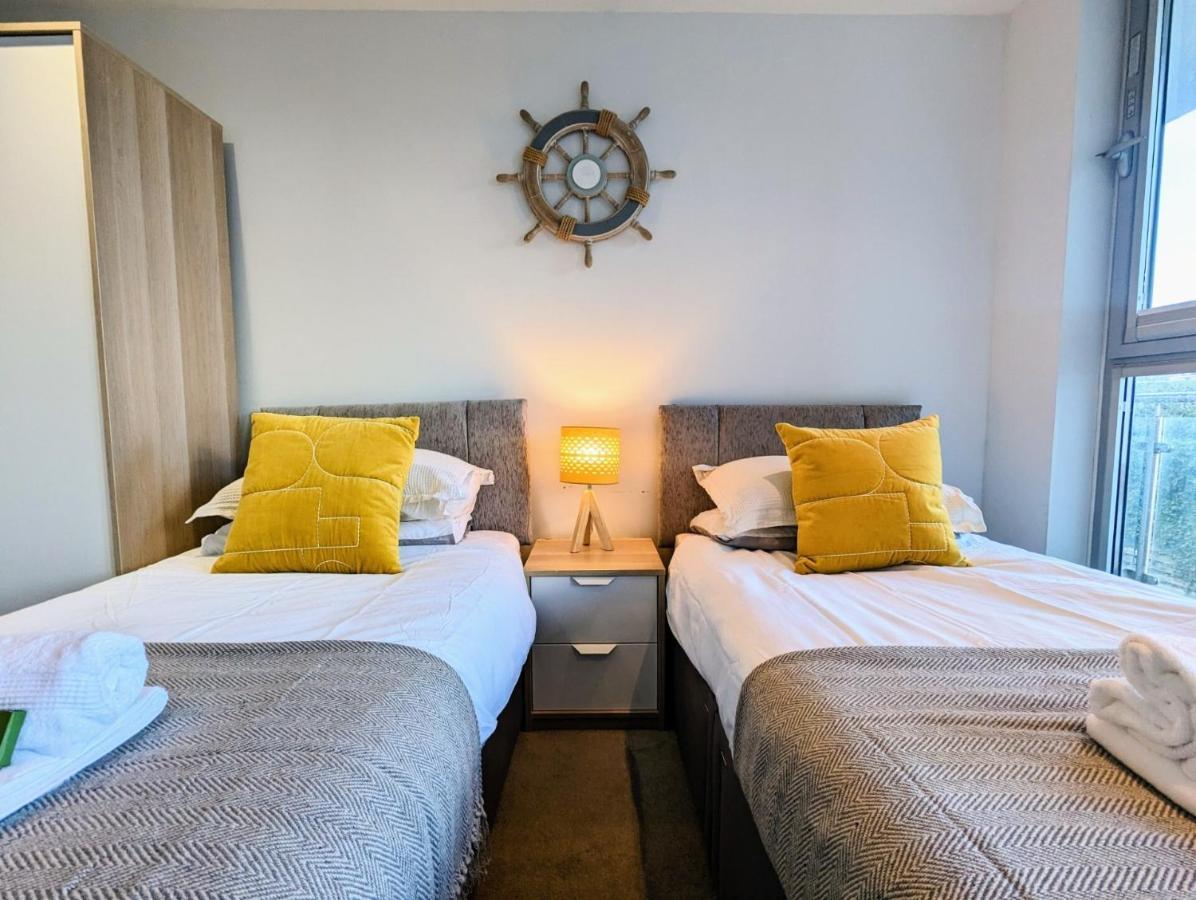 Apartment 100M From Fistral Beach- Underground Parking-Surf Shower & Locker- Sleeps 6 뉴키 외부 사진