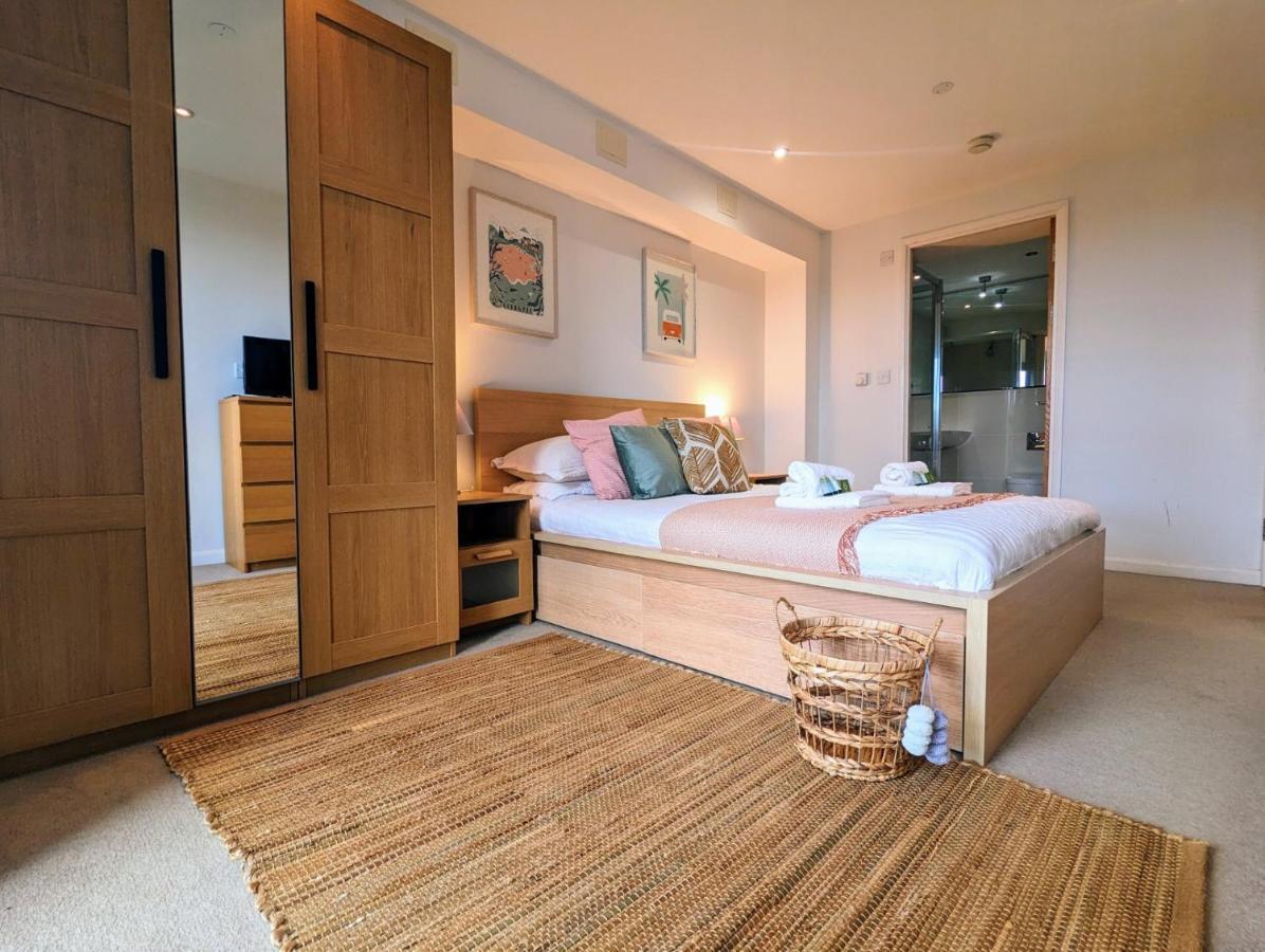 Apartment 100M From Fistral Beach- Underground Parking-Surf Shower & Locker- Sleeps 6 뉴키 외부 사진