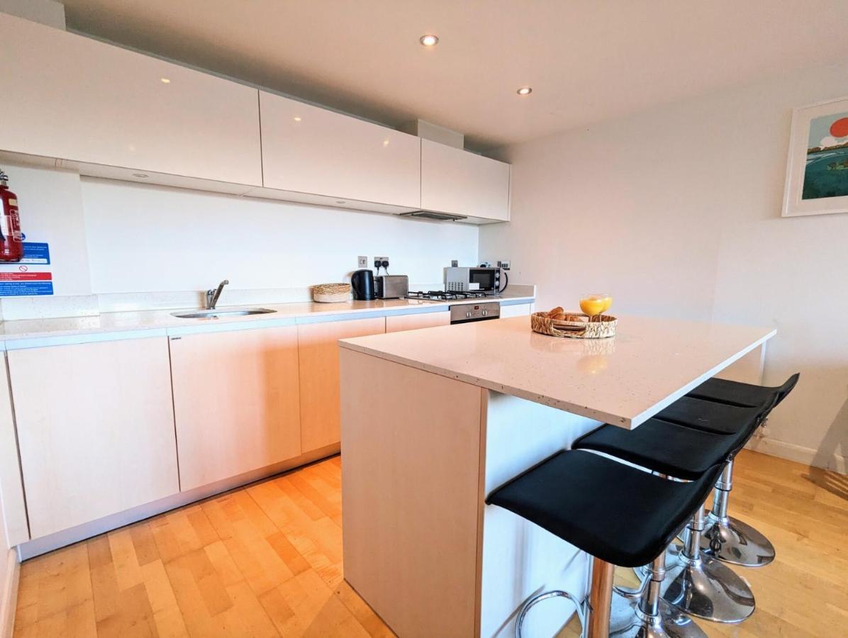 Apartment 100M From Fistral Beach- Underground Parking-Surf Shower & Locker- Sleeps 6 뉴키 외부 사진