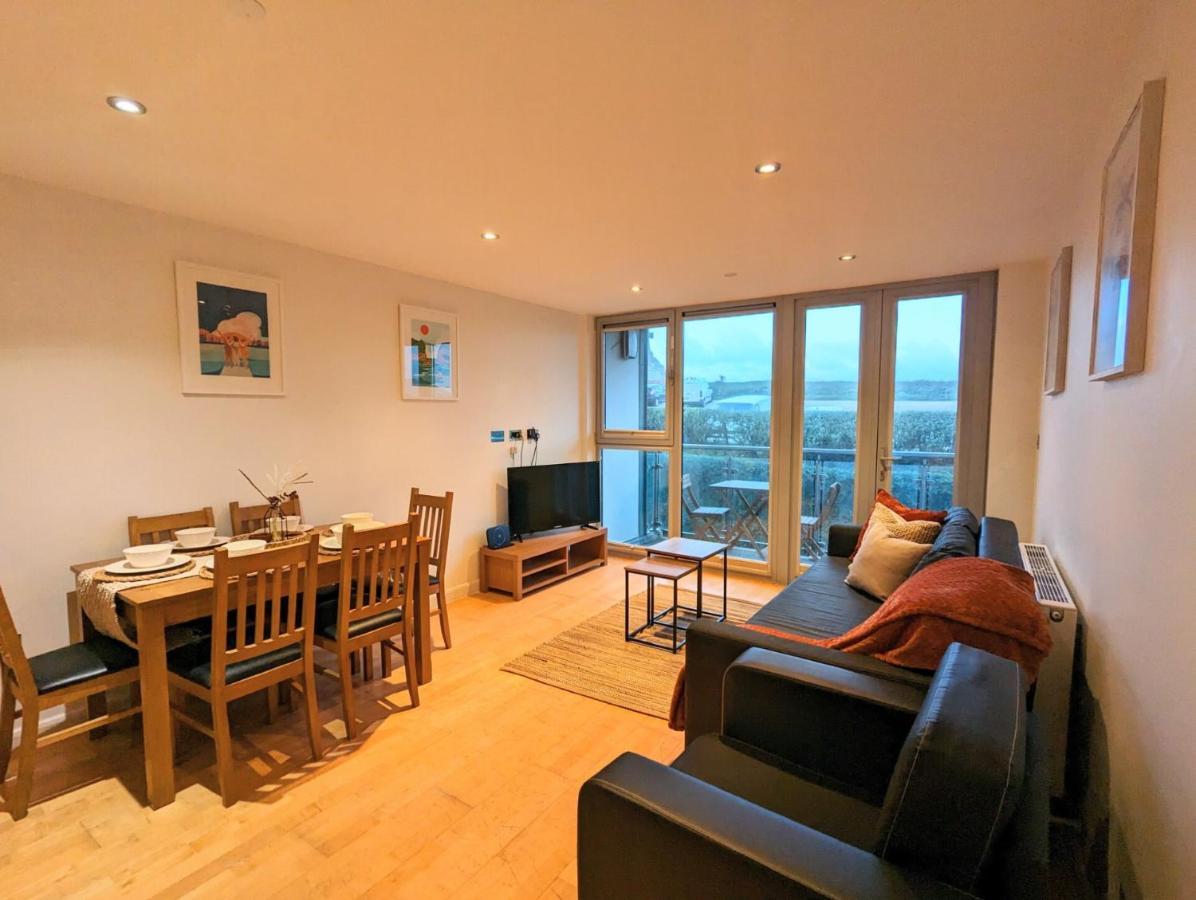 Apartment 100M From Fistral Beach- Underground Parking-Surf Shower & Locker- Sleeps 6 뉴키 외부 사진